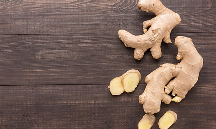 Der im Ingwer enthaltene Scharfstoff 6-Gingerol stimuliert ein Speichelenzym, das übelriechende Substanzen abbaut. (Bild: iStockphoto/ villagemoon)