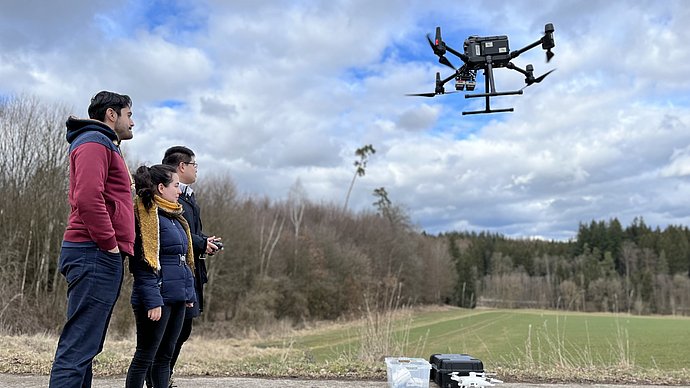 Studierende des Lehrstuhls für Precision Agriculture der TUM School of Life Sciences testen eine Drohne.