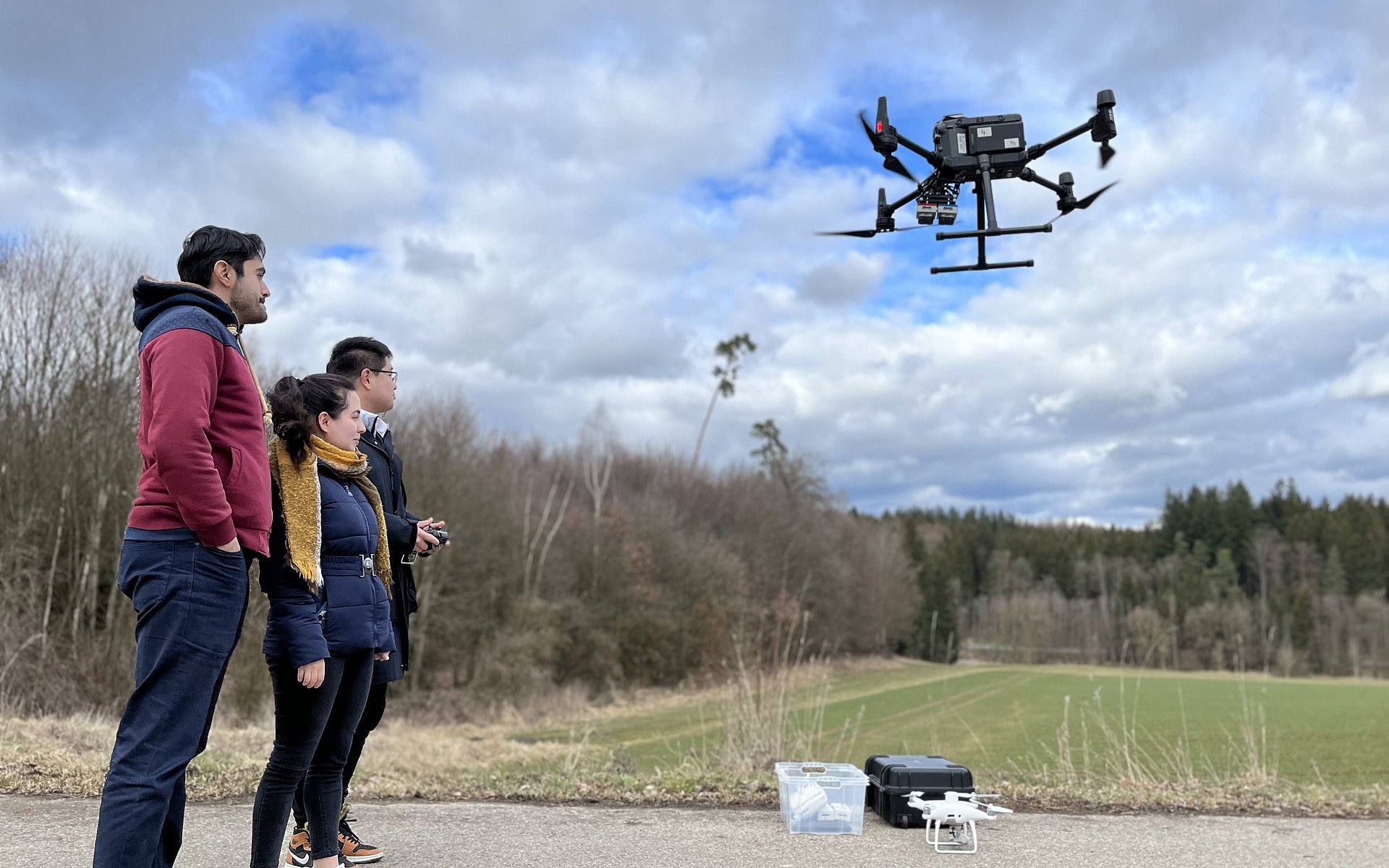 Studierende des Lehrstuhls für Precision Agriculture der TUM School of Life Sciences testen eine Drohne.