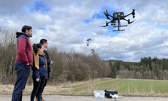 Studierende des Lehrstuhls für Precision Agriculture der TUM School of Life Sciences testen eine Drohne.