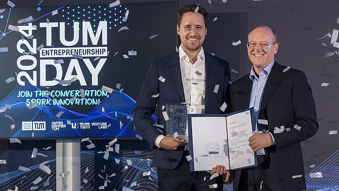 TUM-Vizepräsident Gerhard Kramer gratuliert Reverion-Gründer Stephan Herrmann. 