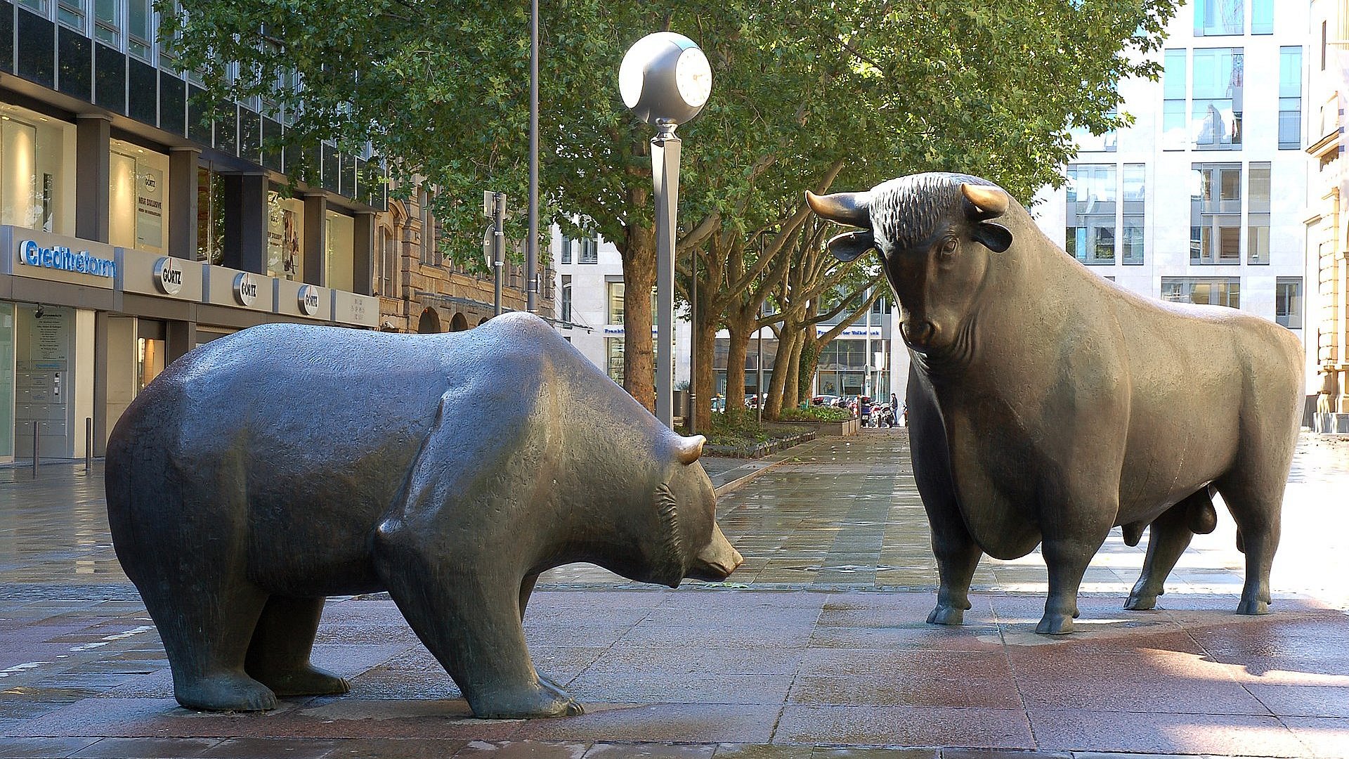 Bulle und Bär vor der Frankfurter Börse von dem Bildhauer Reinhard Dachlauer.