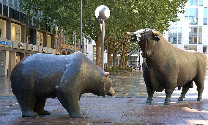 Bulle und Bär vor der Frankfurter Börse von dem Bildhauer Reinhard Dachlauer.