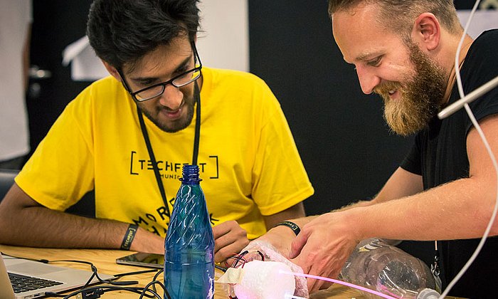 Zwei Teilnehmer des Techfest beim Prototypenbau