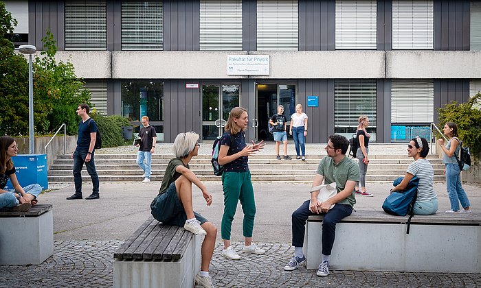 Studierende vor dem Physik-Gebäude der TUM School of Natural Sciences (NAT) in Garching