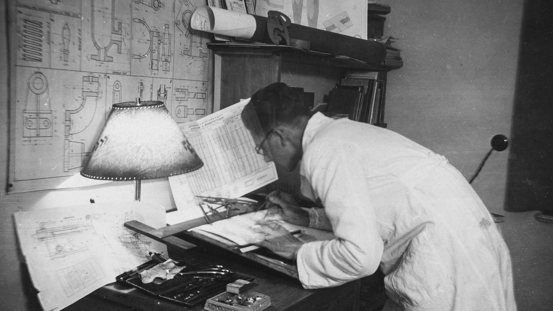 Ein Student arbeitet in den 30er Jahren an seinem Schreibtisch für sein Maschinenwesen-Studium an der Technischen Hochschule München.