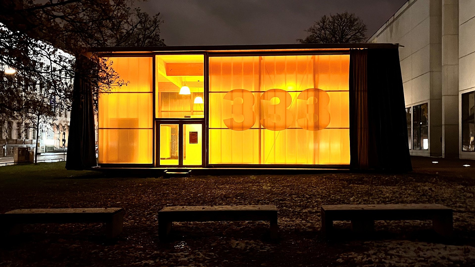 Außenansicht nachts des Pavillon 333 neben der Pinakothek der Moderne.
