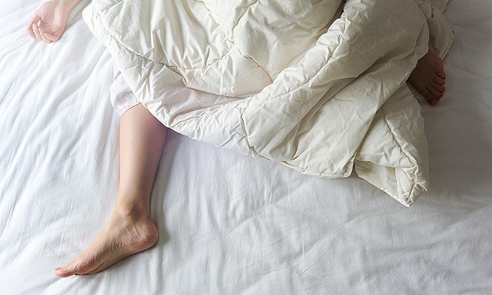 Patienten mit Restless Legs Syndrom verspüren nachts einen starken Bewegungsdrang und leiden an unangenehmen Empfindungen wie Schmerzen oder Kribbeln in den Beinen. (Bild: burakkarademir / iStock)