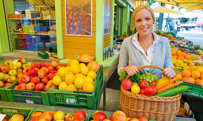 Frau an einem Marktstand