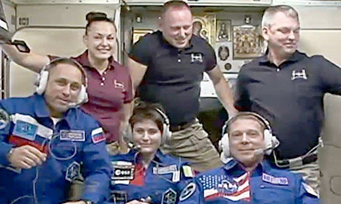 Erstes Foto von Samantha Cristoforetti (vorne Mitte) und der Crew der Futura 42 Mission auf der ISS (Bild: NASA)