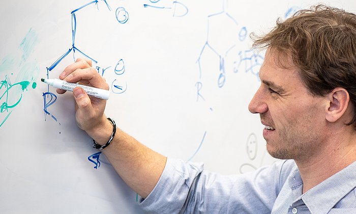 Prof. Job Boekhoven und Caren Wanzke an einem Whiteboard.