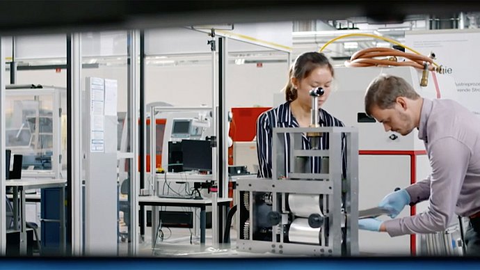 Amy Wuttke and Josef Keilhofer from the Institute for Machine Tools and Industrial Management are investigating ways of giving battery materials a micrstructure using an embossing roller.