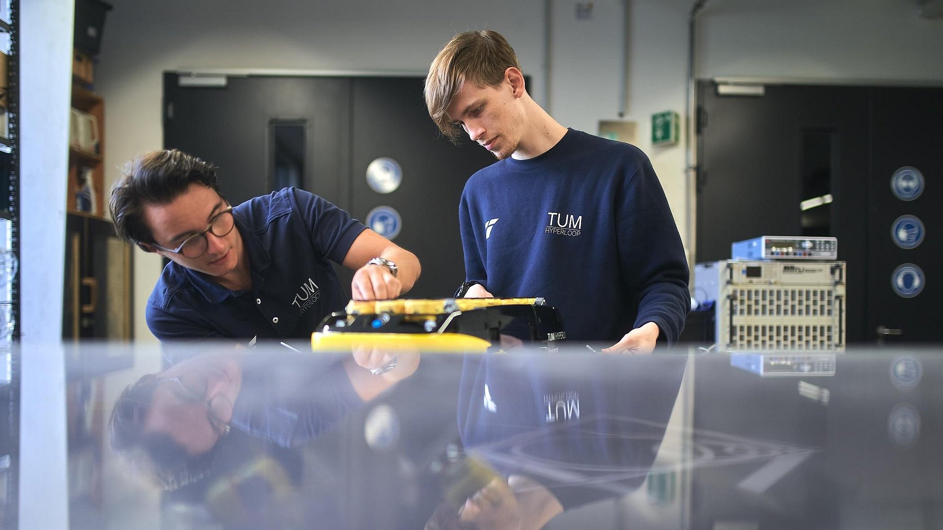 In der Hyperloop-Werkstatt Zwei Studenten arbeiten am Pod des Hyperloop-Teams der TUM