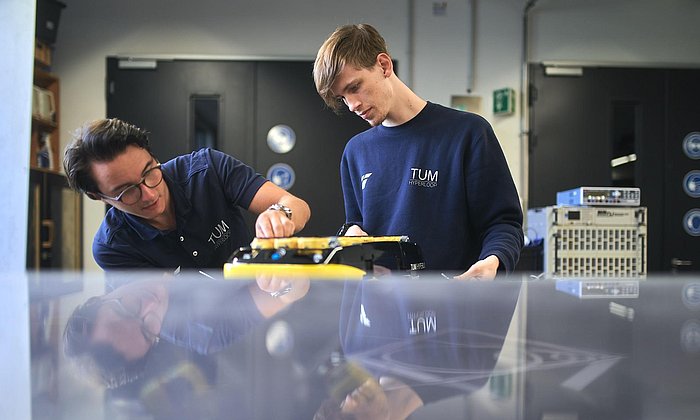 Zwei Studenten arbeiten am Pod des Hyperloop-Teams der TUM