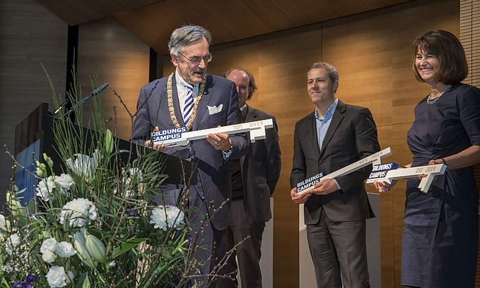 TUM President Wolfgang A. Herrmann (l.) at the opening ceremony of the new building for the TUM Campus Heilbronn. (Image: J. Häffner / TUM)