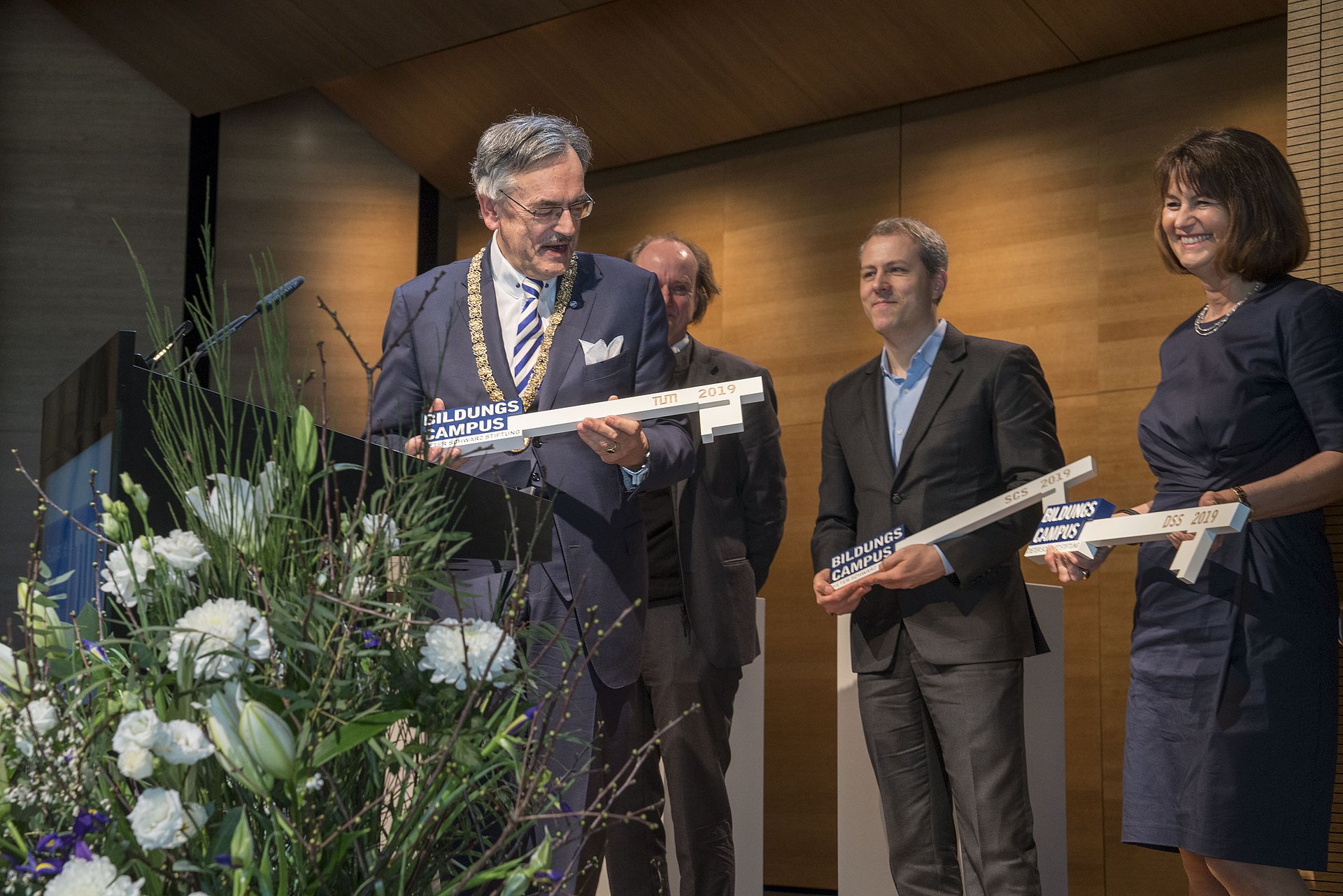 TUM President Wolfgang A. Herrmann (l.) at the opening ceremony of the new building for the TUM Campus Heilbronn. (Image: J. Häffner / TUM)