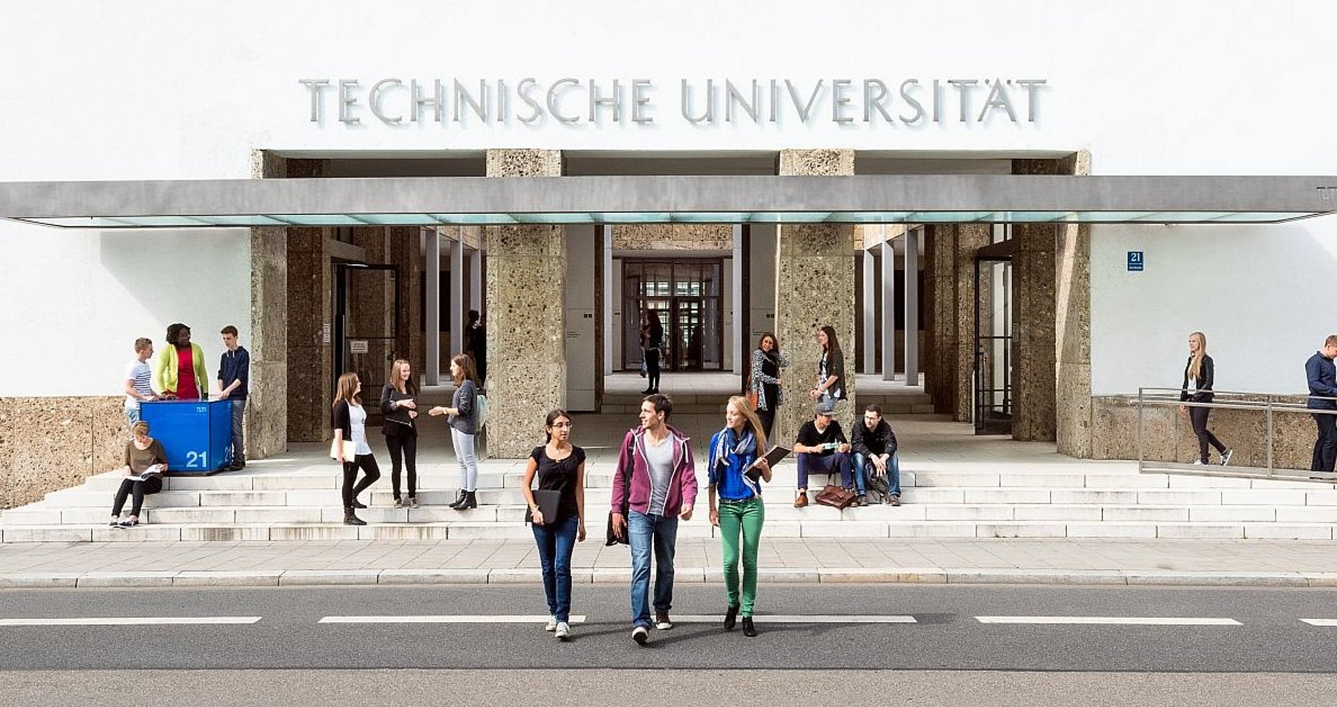 Haupteingang Innenstadt Studierende vor dem Haupteingang in der Innenstadt.