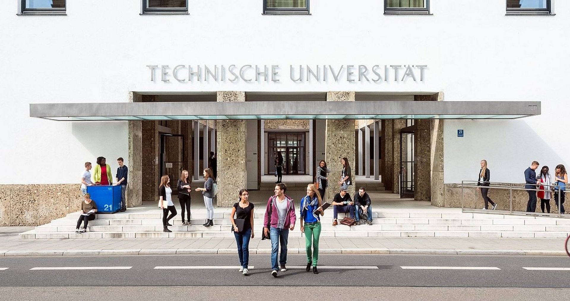 Haupteingang Innenstadt Studierende vor dem Haupteingang in der Innenstadt.