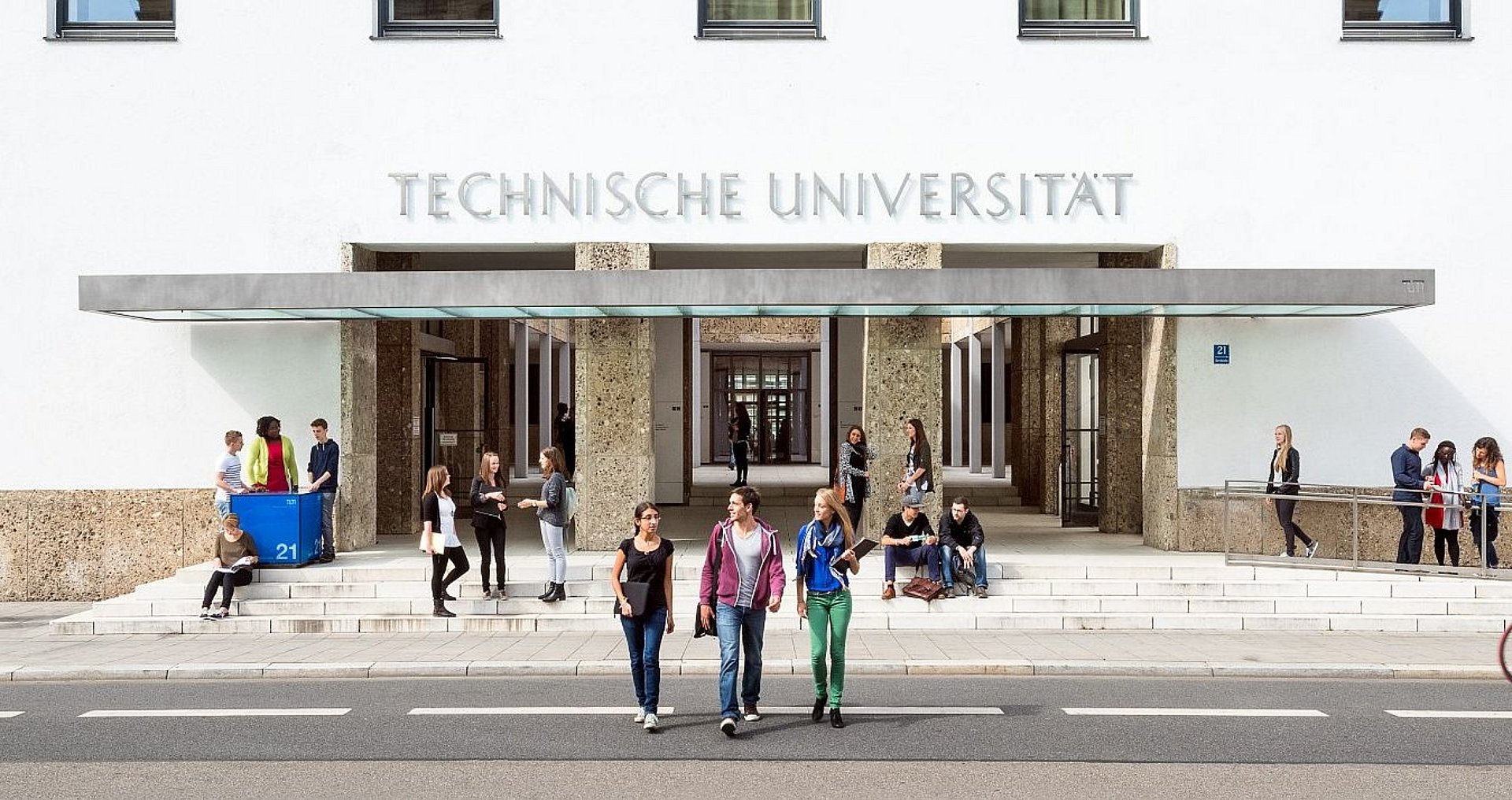 Studierende vor dem Haupteingang in der Innenstadt. 