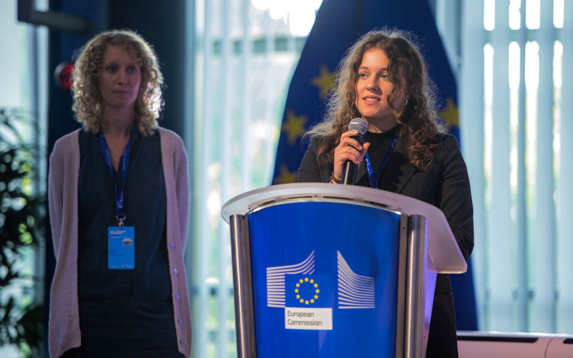 Olivia Mrozinski, who studies at the TUM campus in Straubing, at the European Commission.