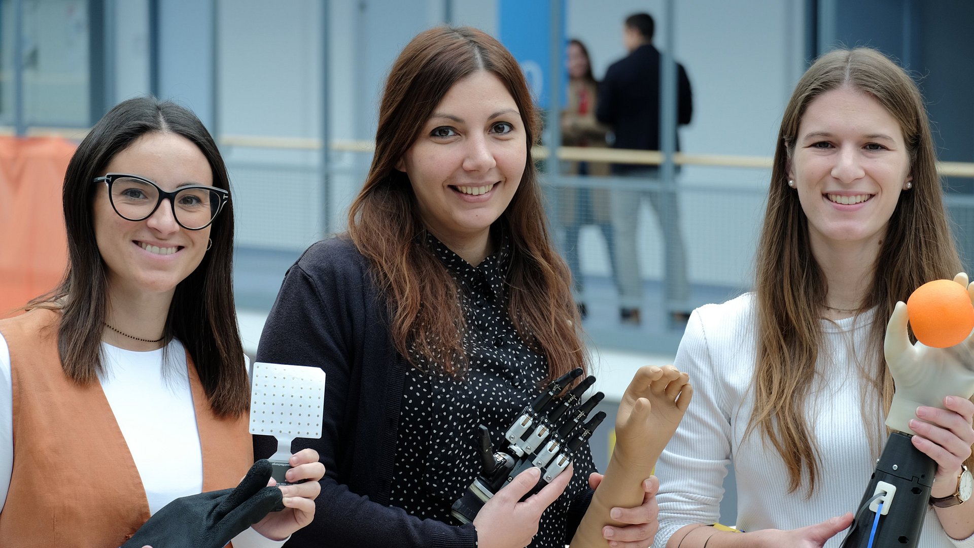 Handprothesen sind das Spezialgebiet der Wissenschaftlerinnen Dr. Patricia Capsi-Morales (links), Prof. Cristina Piazza (Mitte) und Doktorandin Johanna Happold von der Technischen Universität München (TUM).