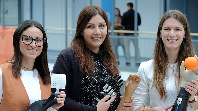 Handprothesen sind das Spezialgebiet der Wissenschaftlerinnen Dr. Patricia Capsi-Morales (links), Prof. Cristina Piazza (Mitte) und Doktorandin Johanna Happold von der Technischen Universität München (TUM).