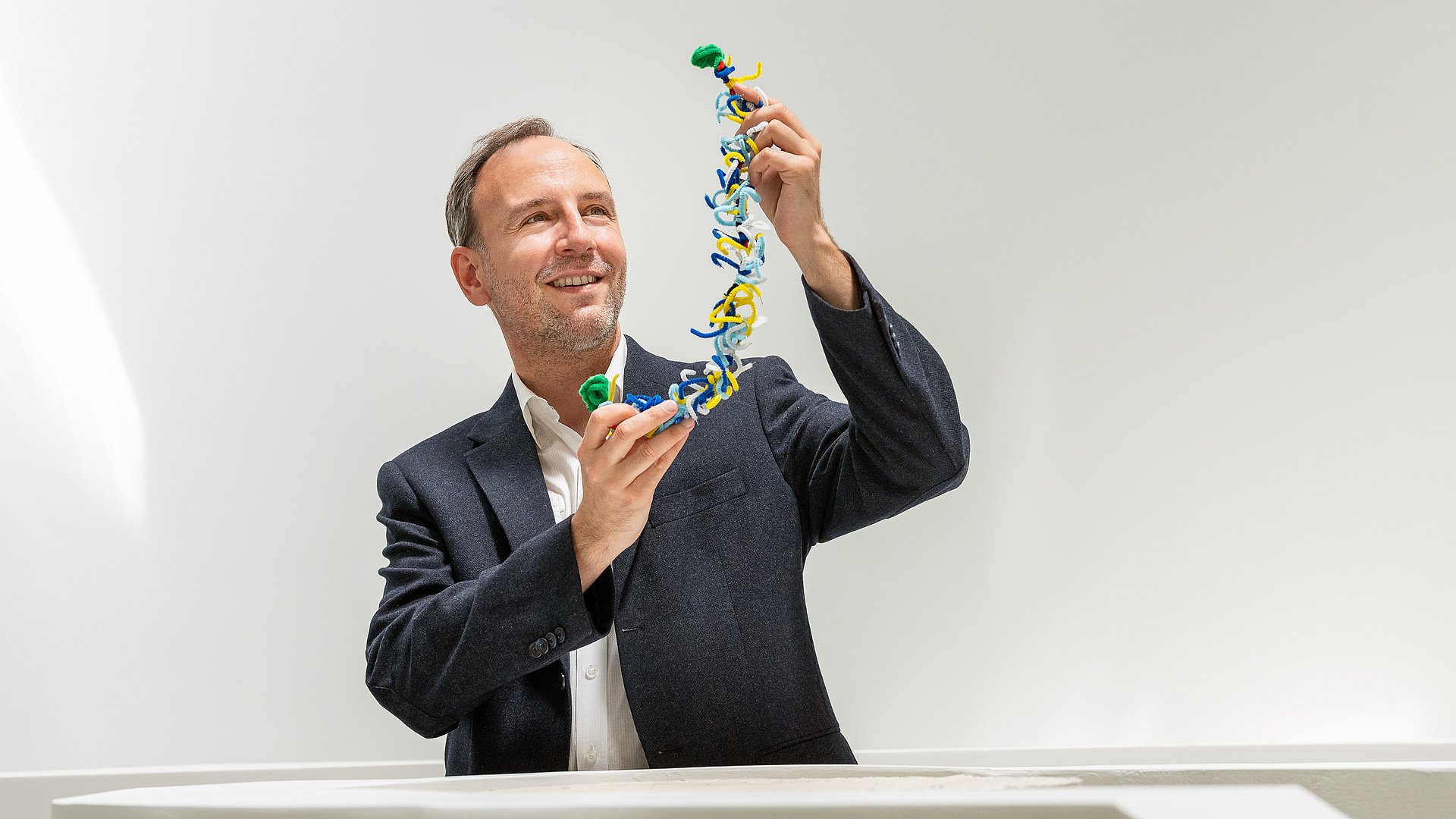 Oliver Lieleg, Professor für Biomechanik an der Technischen Universität München, mit einem Modell eines Mucins. 