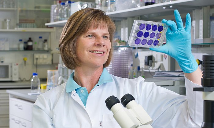 Die Virologin Prof. Dr. Ulrike Protzer forscht mit ihrer Arbeitsgruppe an Hepatitis-Viren. (Bild: A. Heddergott / TUM)