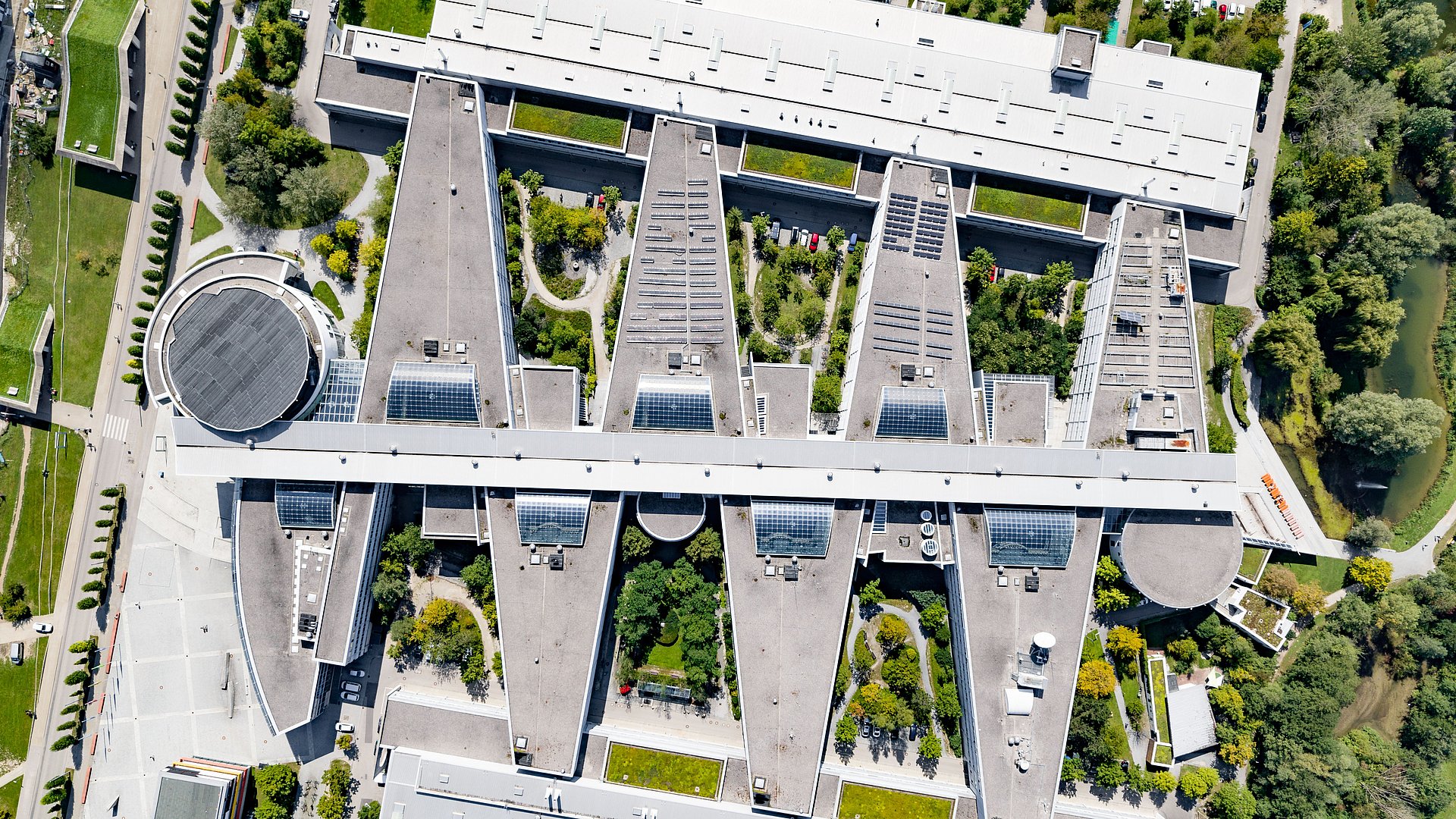 Ein Luftbild des Gebäudes für Maschinenwesen der TUM