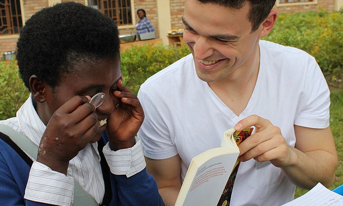 TUM-Student Jakob Schillinger bestimmt die Sehstärke für eine "Ein-Dollar-Brille". (Bild: Enactus München)