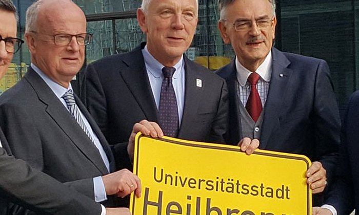 Reinhold R. Geilsdörfer and Peter Frankenberg from the Dieter Schwarz Stiftung, Heilbronn's mayor Harry Mergel, TUM President Wolfgang A. Herrmann, and Dean Gunther Friedl (f.l.). (Image: TUM)
