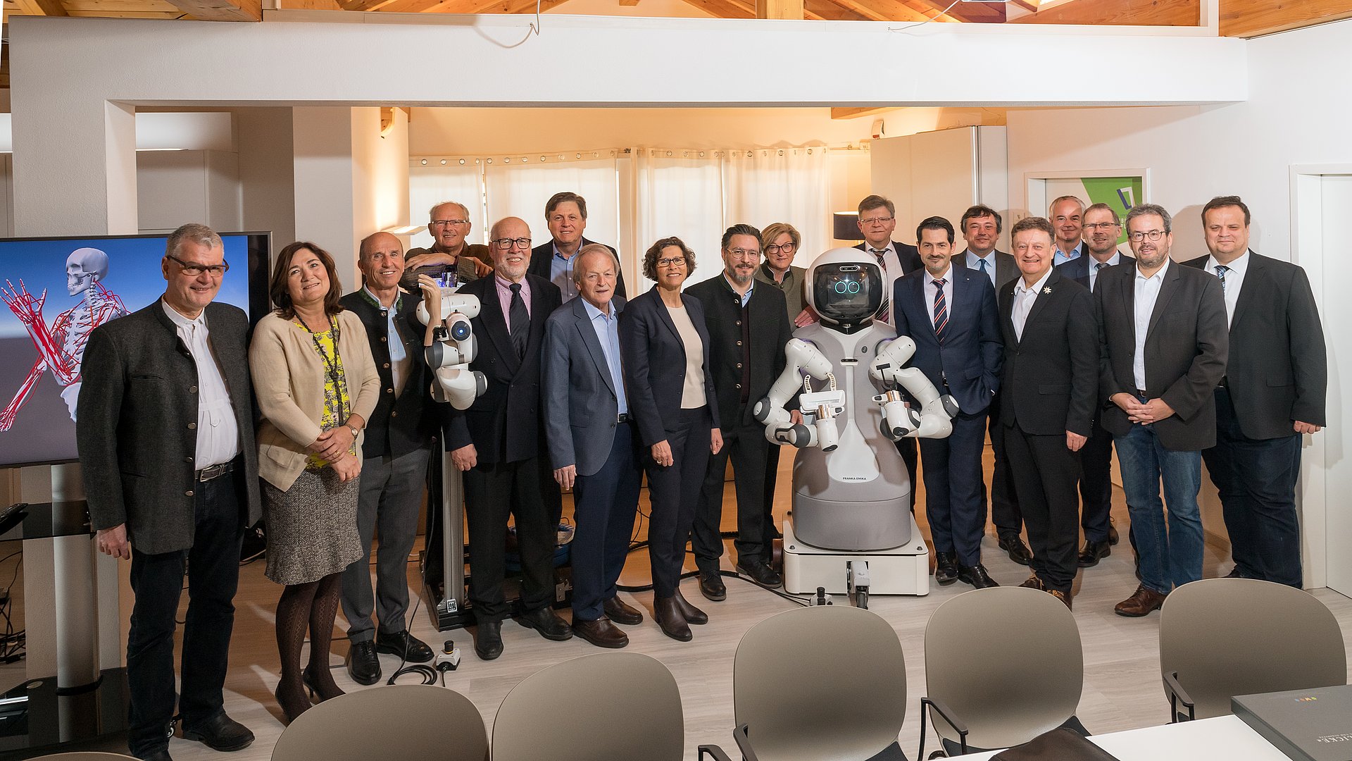 Gäste beim Besuch von TUM-Präsident THomas F. Hofmann im Geriatronik-Forschungstzentrum Garmisch-Partenkirchen.