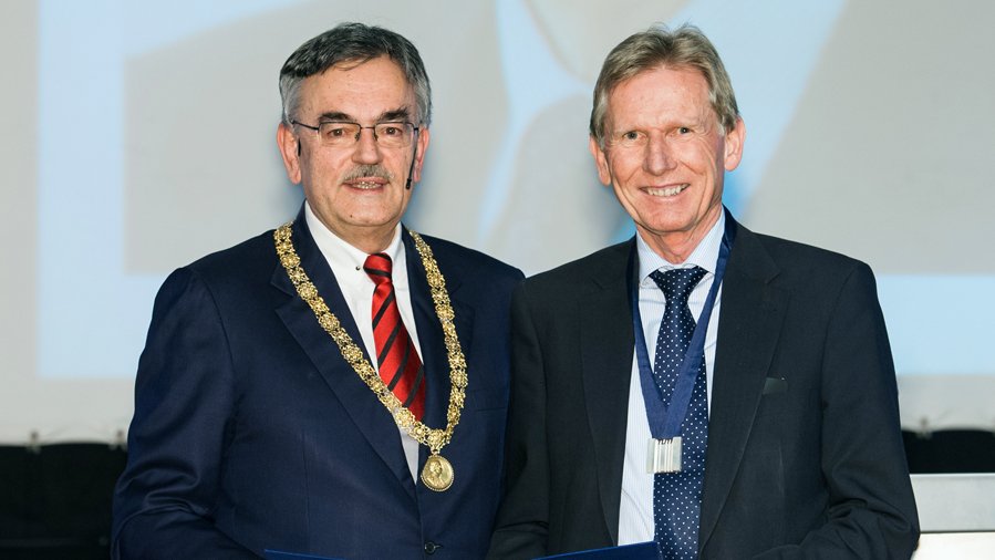 Dr. Adalbert Weiß (rechts) erhält von TUM Präsident Wolfgang A. Herrmann die Würde eines TUM Ehrensenators. (Foto: U. Benz / TUM)