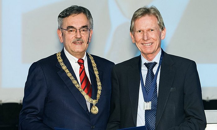 Dr. Adalbert Weiß (rechts) erhält von TUM Präsident Wolfgang A. Herrmann die Würde eines TUM Ehrensenators. (Foto: U. Benz / TUM)