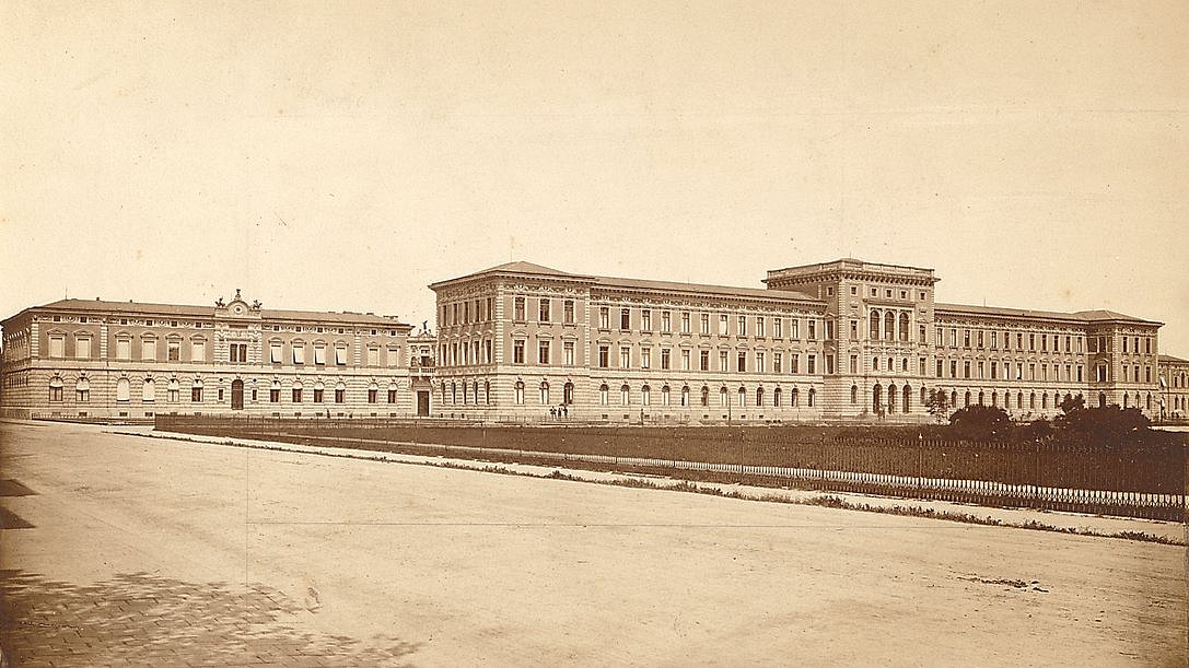 Fotografie des Haupttrakts der Polytechnischen Schule München, erbaut von Gottfried von Neureuther, fotografiert ca. 1874.
