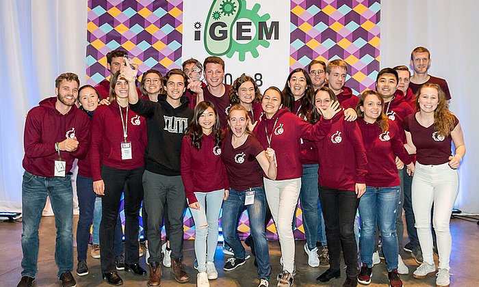 Das „Phactory“-Team bei der Preisverleihung in Boston. Für ihr neues Herstellungsverfahren für Bakterienphagen erhielten sie den zweiten Platz beim internationalen iGEM-Wettbewerb. (Bild: G. Westmeyer / TUM)