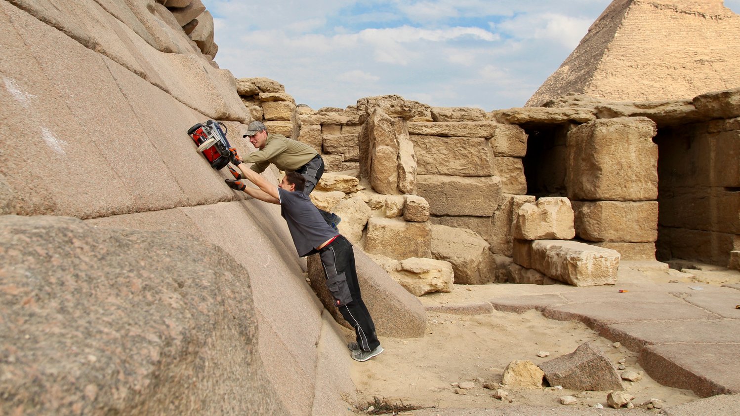 Johannes Scherr und Johannes Rupfle bei einer Radar-Messung an der Außenseite der Cheops Pyramide. 