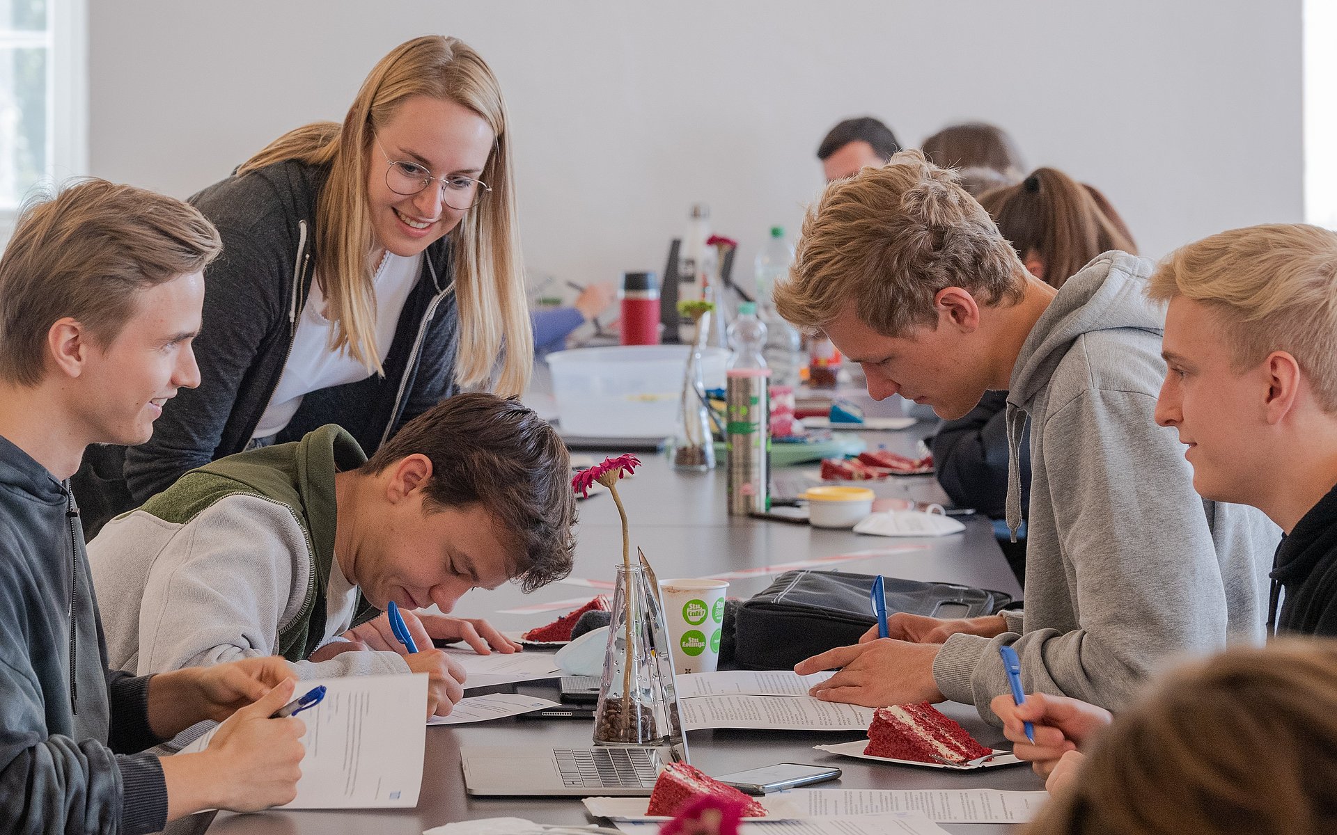 Studierende an einem Seminartisch.