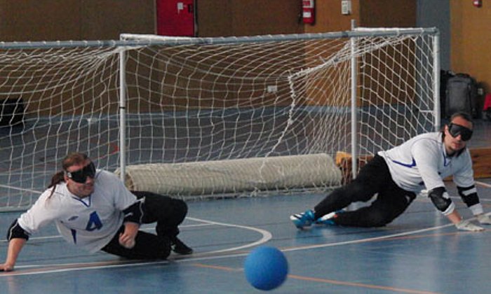 Zwei Goalball-Spieler versuchen einen gegnerischen Angriff abzuwehren (Foto: Ch. Weber / TUM)