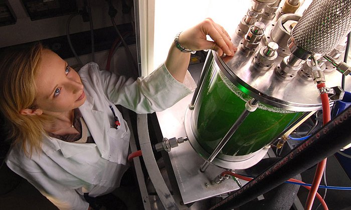 Wissenschaftlerin in einem Biotechnologie-Labor
