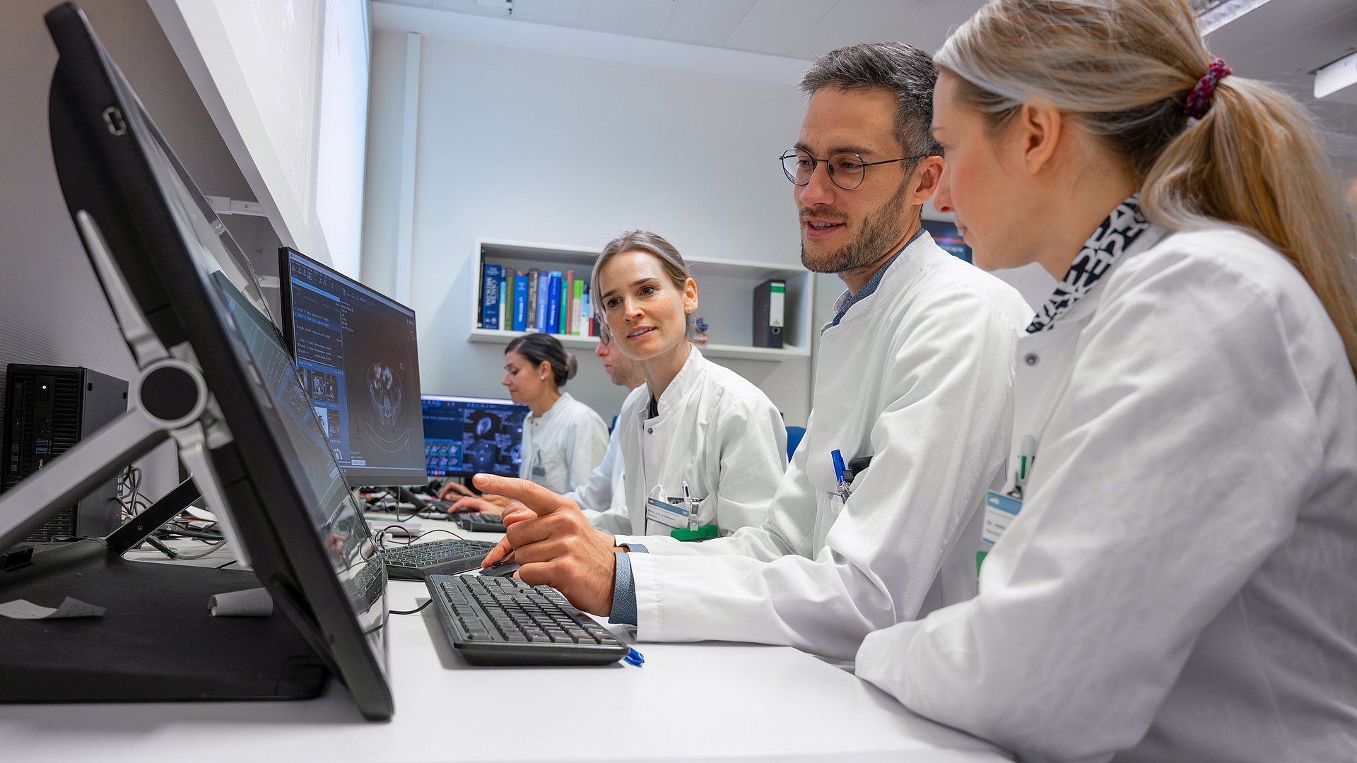 Dr. Jan Peeken und sein Team der Klinik für Radioonkologie und Strahlentherapie Dr. Jan Peeken und sein Team der Klinik für Radioonkologie und Strahlentherapie
