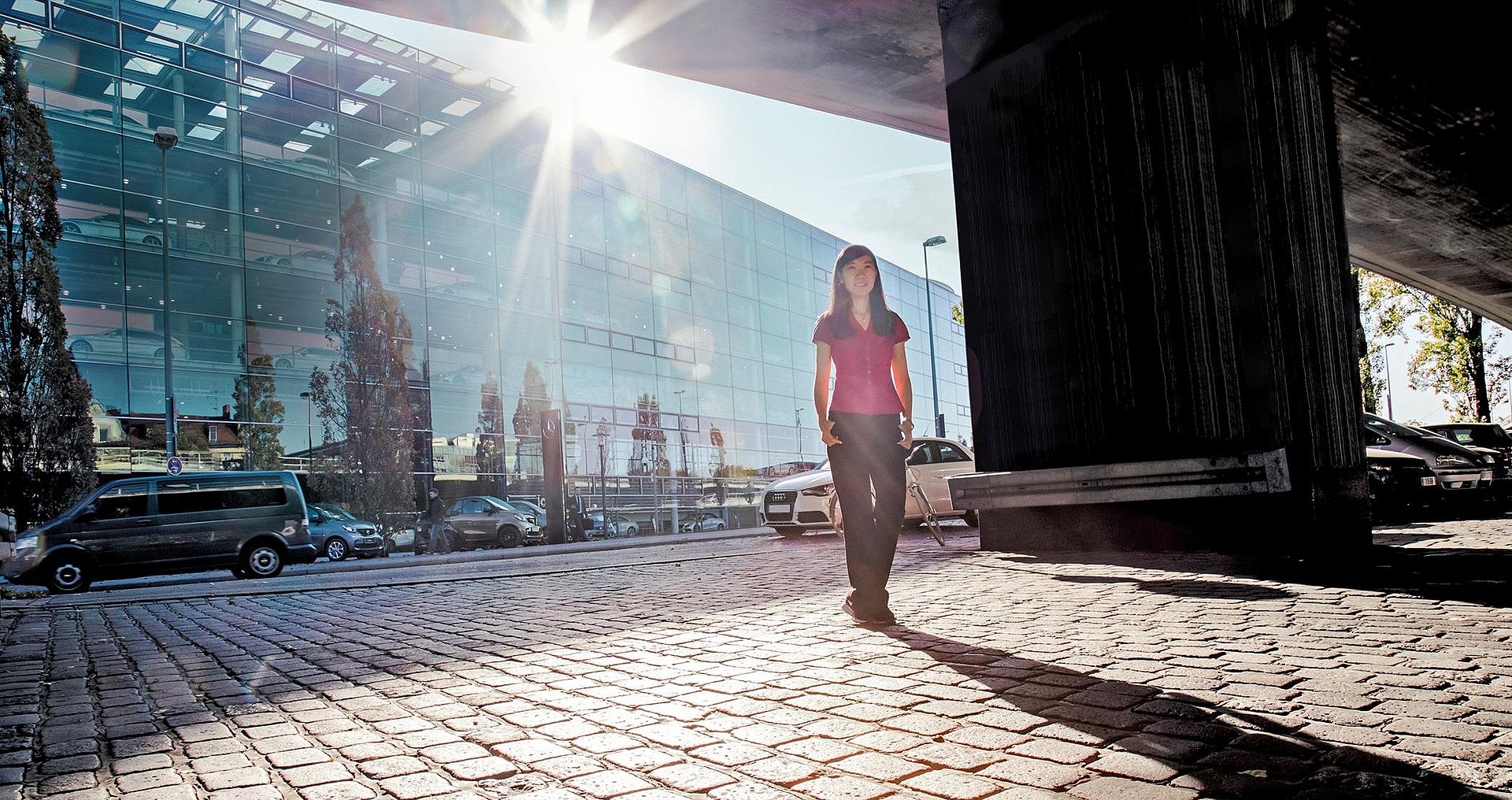 Jia Chen, professor for environmental sensing and modelling, crossing a street in Munich