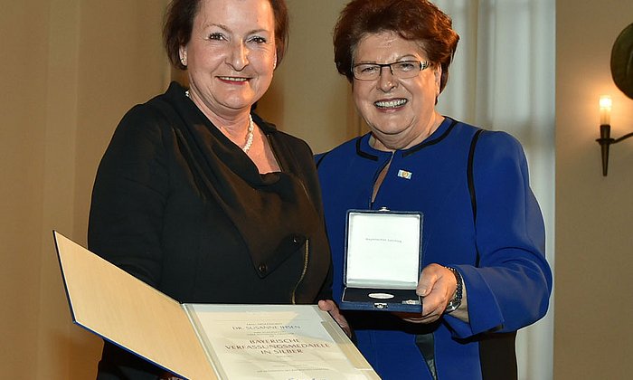 Landtagspräsidentin Barbara Stamm überreicht Prof. Susanne Ihsen die Bayerische Verfassungsmedaille in Silber.