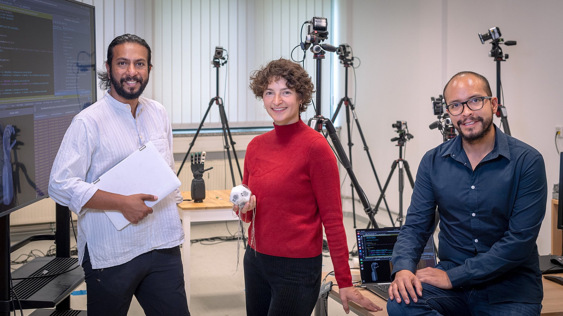 MIRMI - Universal sensors: surfaces of prostheses and robots become intelligent; Amartya Ganguly, Sonja Gross and Diego Hidalgo; Foto: Andreas Heddergott /TUM; Verwendung frei für die Berichterstattung über die TUM bei Nennung des Copyrights / Free for