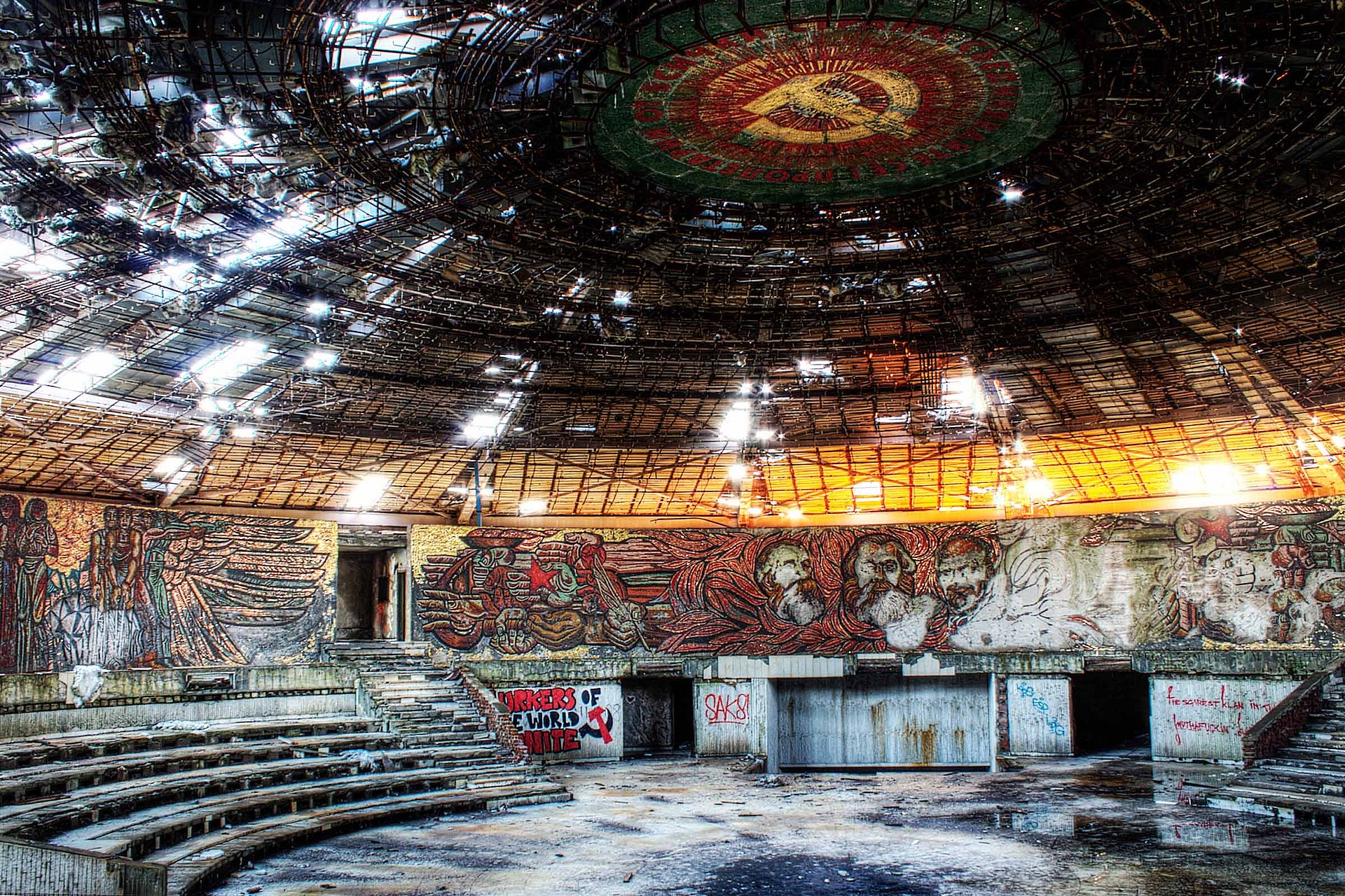 Innenansicht der Kuppelhalle des Buzludzha-Monuments.