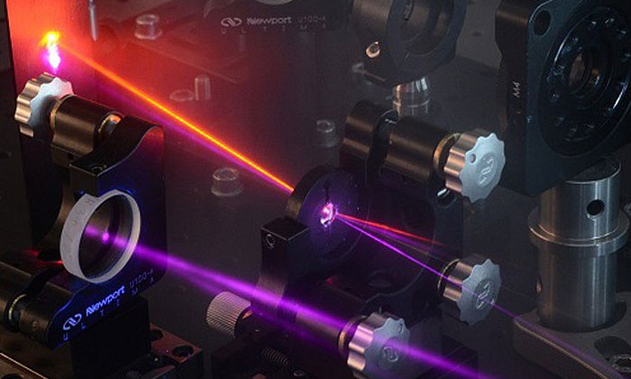 ERC Grantee Prof. Reinhard Kienberger investigates fluorescing molecules with the help of these lasers.