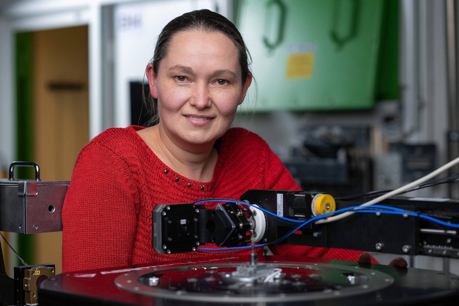 Prof. Dr. Julia Herzen, Leiterin der Studie, am Mikro-Computertomograph. 