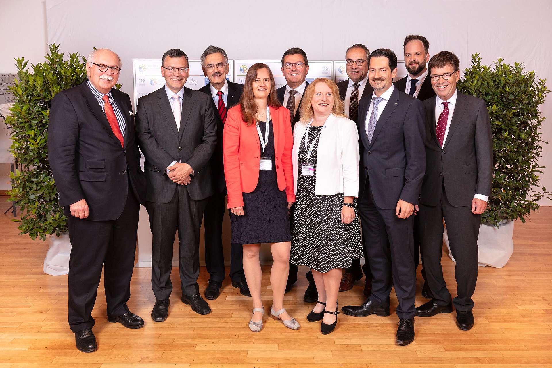 Prominente Gäste aus Wissenschaft und Politik: Leibniz-Präsident Prof. Matthias Kleiner, Staatsminister Dr. Florian Herrmann, TUM-Präsident Prof. Wolfgang A. Herrmann, Prof. Monika Pischetsrieder, Minister Franz Josef Pschierer, Gabriele Seiche, TUM-Kanzler Albert Berger, Prof. Thomas Hofmann, Oberbürgermeister von Freising Tobias Eschenbacher, MD Dr. Bernhard Schwab (v.l.n.r.). (Bild: independent light)