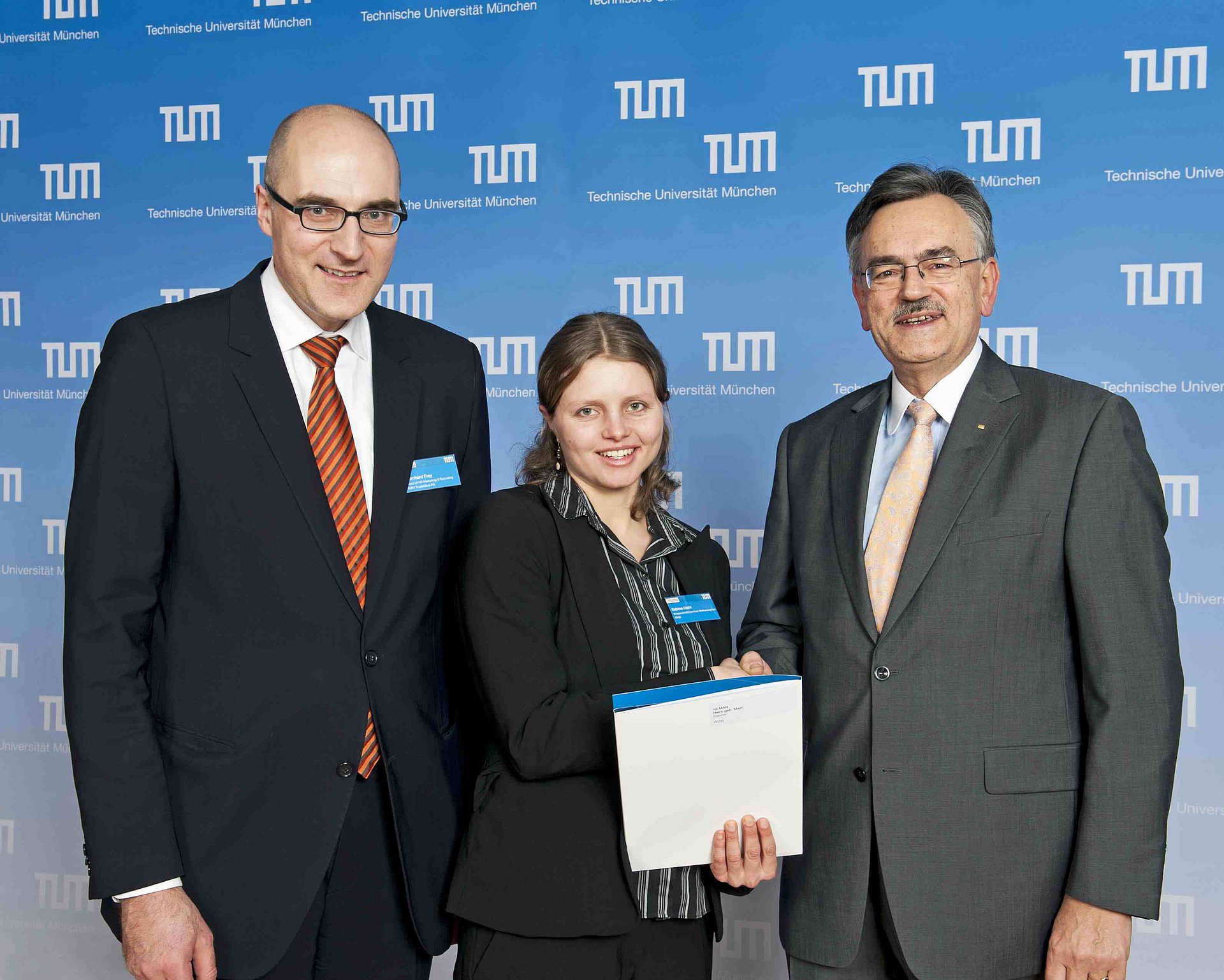 Dr. Bernhard Frey, MAN Truck & Bus AG, Studentin Sabine Helm und TUM-Präsident Wolfgang A. Herrmann (v.l.n.r.)