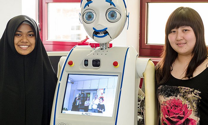 Zu Gast bei den Robotern der TUM: Asmaa' Widad Binte Hamdad (links) und Ong Zi Xuan.